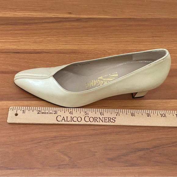 Vintage SALVATORE FERRAGAMO 30435 Ivory Pearl Leather Pumps Size 6.5 4A AAAA - Picture 14 of 16